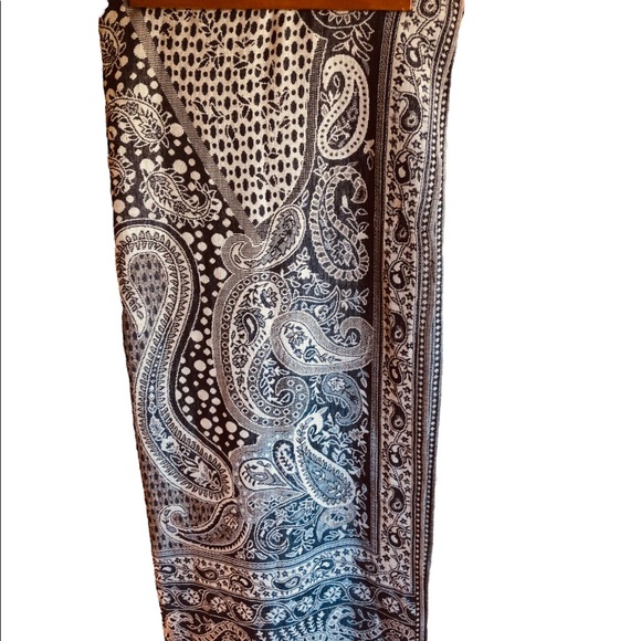 White and Navy oversized Shawl. Paisley Print fringed. One size - Picture 7 of 9